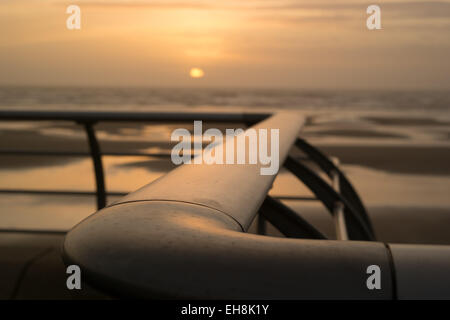 Blackpool, UK. 9. März 2015. UK-Wetter: Wetter-News, einen fantastischen Sonnenuntergang zu Ende-Tag in Blackpool, Lancashire. Bildnachweis: Gary Telford/Alamy live-Nachrichten Stockfoto