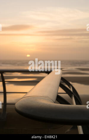 Blackpool, UK. 9. März 2015. UK-Wetter: Wetter-News, einen fantastischen Sonnenuntergang zu Ende-Tag in Blackpool, Lancashire. Bildnachweis: Gary Telford/Alamy live-Nachrichten Stockfoto