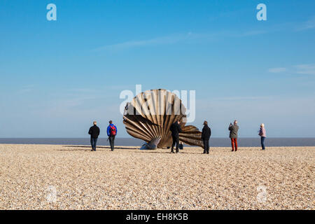 Jakobsmuschel, eine Stahlskulptur (2003) am Strand von Aldeburgh, Suffolk, Großbritannien, entworfen von Maggi Hambling und gewidmet dem Komponisten Benjamin Britten Stockfoto