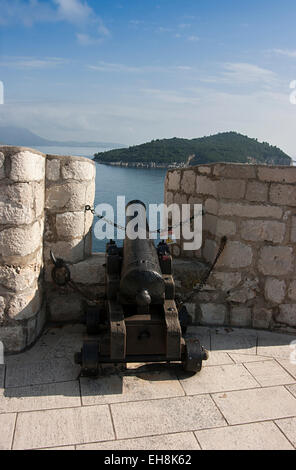 Eine Kanone zeigt durch Schießscharten auf der alten Stadtmauer, Dubrovnik, Kroatien Stockfoto