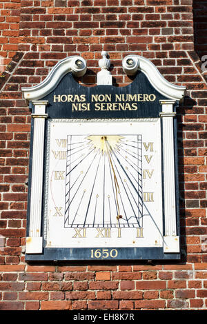 Eine Sonnenuhr (datiert 1650) an der alten Tudor Moot Hall in Aldeburgh, Suffolk, Großbritannien, erbaut um 1550. Das Motto bedeutet: „Ich zähle nur die sonnigen Stunden“ Stockfoto