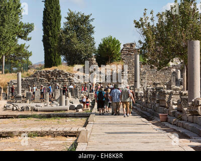 Touristen zu Fuß Ruinen der antiken Ephesus, Türkei Stockfoto