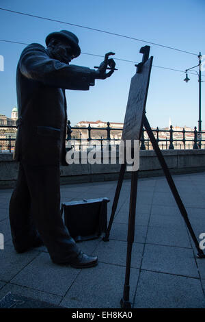 Bronzestatue eines Malers, Roskovics Igác, auf dem Danube River Damm vor dem intercontinental Hotel, Budapest, Ungarn Stockfoto