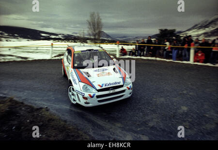 Colin McRae und Nicky Grist fahren ihre Ford Focus WRC auf einer Bühne in der 1999-Rallye Monte carlo Stockfoto