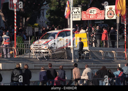 Monte Carlo Rallye 1999 Colin McRae und Nicky Grist auf der Veredelung Rampe mit ihrem Ford Focus WRC Stockfoto