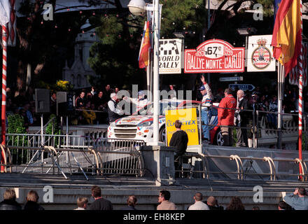 Monte Carlo Rallye 1999 Colin McRae und Nicky Grist auf der Veredelung Rampe mit ihrem Ford Focus WRC Stockfoto