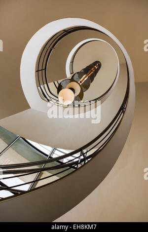 Der geschwungene, Art Deco, Wendeltreppe von De La Warr Pavilion, Bexhill, von Eric Mendelsohn entworfen und 1935 erbaut. Stockfoto