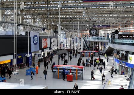 Zusammentreffen von London Waterloo Bahnhof Stockfoto