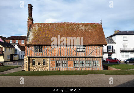 Die Tudor Moot Hall in Aldeburgh, Suffolk, Großbritannien, wurde um 1550 erbaut. Der Stadtrat tritt hier immer noch monatlich zusammen Stockfoto