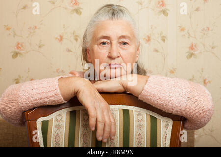 Ältere Frau betrübt zu Hause. Stockfoto