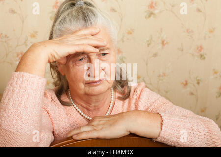 Ältere Frau betrübt zu Hause. Stockfoto