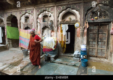 Mandawa, alte Frau lebt in heruntergekommen haveli Stockfoto