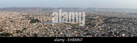 Panoramische Ansicht der Stadt Jaipur gesehen vom Nahargarh Fort (Tiger Fort), Rajsthan, Indien Stockfoto