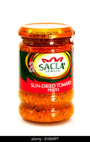 sonnengetrocknete Tomaten Pesto sonnengetrocknete Sacla Italia Glas Tomaten essen Logo Produkt Ausschnitt weißen Hintergrund textfreiraum isoliert Stockfoto