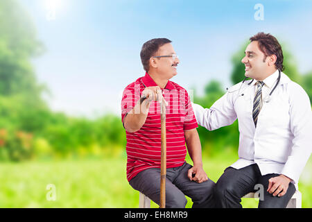 2 Inder Arzt Patienten Parken Heilung Stockfoto