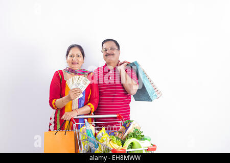 2 indische Senioren verheiratet Paare Wagen, Shopping und Geld zeigen Stockfoto