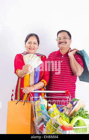 2 indische Senioren verheiratet Paare Wagen, Shopping und Geld zeigen Stockfoto