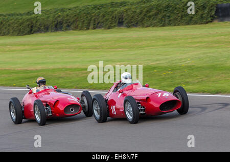 1954-Maserati 250F von Graham Adelman zieht vor Simon Diffey in der 55-Version. Richmond Trophy Rennen. Beim Goodwood Revival, UK Stockfoto