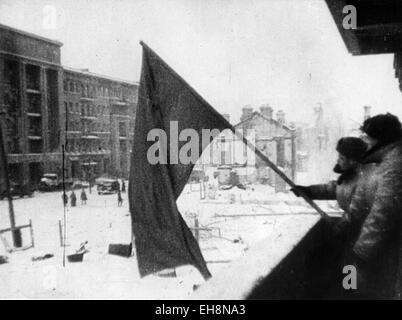 Schlacht von STALINGRAD August 1942 bis Februar 1943) sowjetische Soldaten halten die rote Fahne über gefangengenommen der Stadt Stockfoto