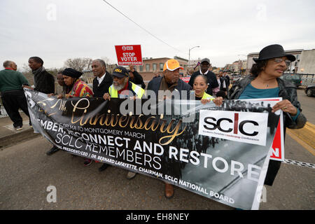 (150309)--SELMA, 9. März 2015 (Xinhua)--Menschen überqueren der Edmund Pettus Bridge während eines Marsches in Richtung Montgomery anlässlich des 50. Jahrestages der gewalttätigen Bürgerrechtsbewegung "Bloody Sunday" in Selma, Alabama, USA, 9. März 2015. (Xinhua/Yin Bogu) Stockfoto