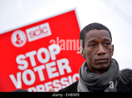 (150309)--SELMA, 9. März 2015 (Xinhua)--Menschen überqueren der Edmund Pettus Bridge während eines Marsches in Richtung Montgomery anlässlich des 50. Jahrestages der gewalttätigen Bürgerrechtsbewegung "Bloody Sunday" in Selma, Alabama, USA, 9. März 2015. (Xinhua/Yin Bogu) Stockfoto