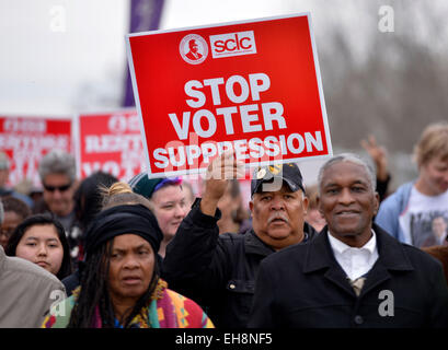 (150309)--SELMA, 9. März 2015 (Xinhua)--Menschen überqueren der Edmund Pettus Bridge während eines Marsches in Richtung Montgomery anlässlich des 50. Jahrestages der gewalttätigen Bürgerrechtsbewegung "Bloody Sunday" in Selma, Alabama, USA, 9. März 2015. (Xinhua/Yin Bogu) Stockfoto