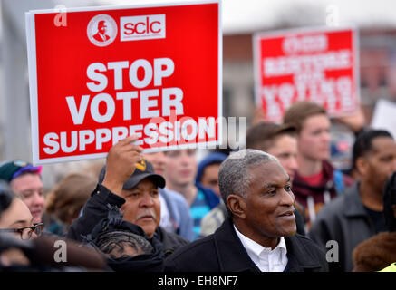 (150309)--SELMA, 9. März 2015 (Xinhua)--Menschen überqueren der Edmund Pettus Bridge während eines Marsches in Richtung Montgomery anlässlich des 50. Jahrestages der gewalttätigen Bürgerrechtsbewegung "Bloody Sunday" in Selma, Alabama, USA, 9. März 2015. (Xinhua/Yin Bogu) Stockfoto