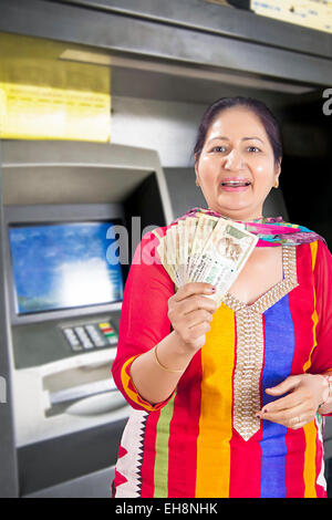 1 indische Senioren Erwachsene Frau Geldautomaten Geld zeigen Stockfoto