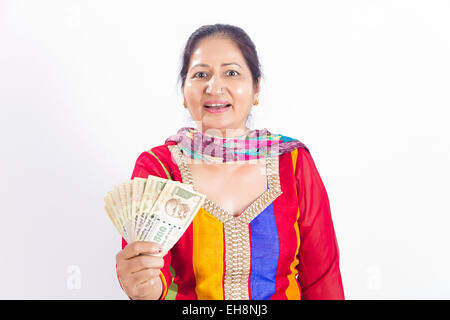 1 indische Senioren Erwachsene Frau Geld zeigen Stockfoto