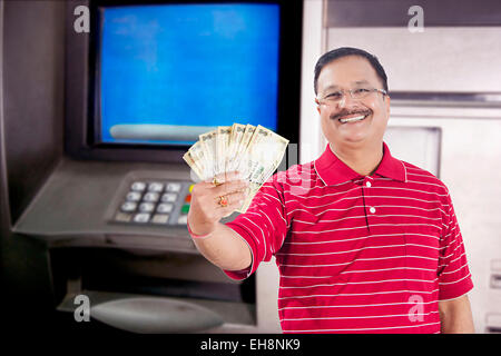 1 indische Senioren erwachsener Mann Geldautomaten Geld zeigen Stockfoto