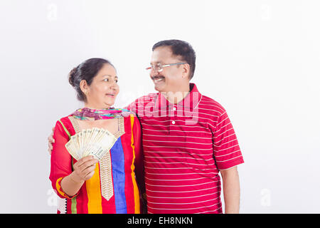 2 indische Senioren verheiratet Paare Geld zeigen Stockfoto