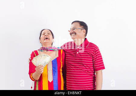 2 indische Senioren verheiratet Paare Geld zeigen Stockfoto