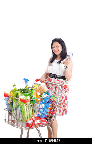 1 Erwachsenen Indianerin Trolley zeigt Online-Shopping Stockfoto