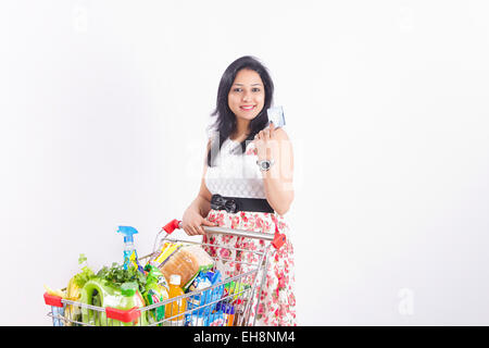 1 Erwachsenen Indianerin Trolley zeigt Online-Shopping Stockfoto