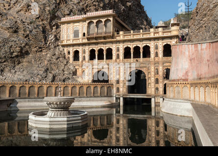 Wassertank am Affentempel (Galta Ji), Jaipur, Rajasthan, Indien Stockfoto