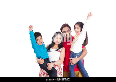4 indische Kinder und Eltern stehen genießen Stockfoto