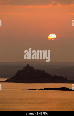 St. Michaels Mount; Sonnenuntergang; Aus Cudden Punkt Cornwall; UK Stockfoto