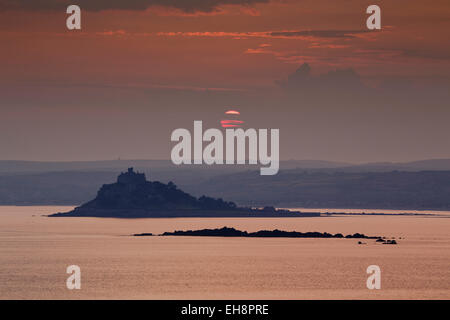 St. Michaels Mount; Sonnenuntergang; Aus Cudden Punkt Cornwall; UK Stockfoto