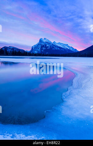 Spektakuläre Dämmerlicht, Mount Rundle, Banff Nationalpark, Alberta, Kanada Stockfoto