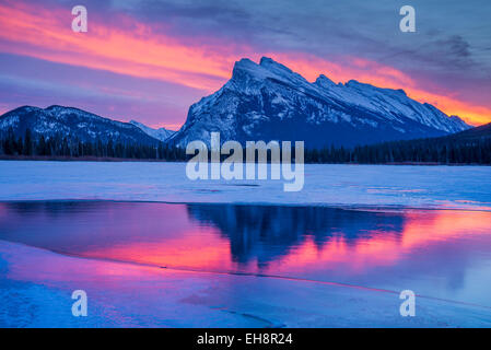 Spektakuläre Dämmerlicht, Mount Rundle, Banff Nationalpark, Alberta, Kanada Stockfoto