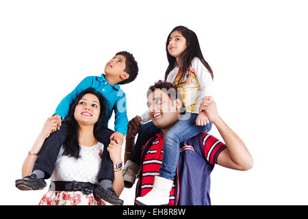 4 indische Eltern und Kinder stehen genießen Stockfoto