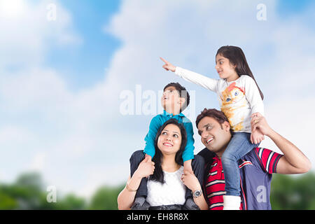 4 indische Eltern und Kinder Park stehende Fingerzeig anzeigen Stockfoto