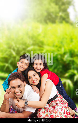 4 indische Eltern und Kinder im Park genießen Stockfoto
