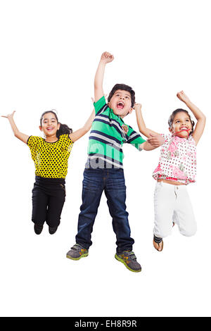 3 indische Kinder Freunde springen Spaß schreien Stockfoto