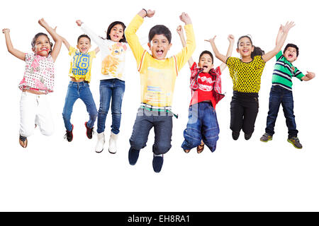 indische Gruppe Massen Freunde springen schreiend Kinderspaß Stockfoto