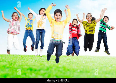 indische Gruppe Massen Freunde Park Jumping Geschrei Kinderspaß Stockfoto