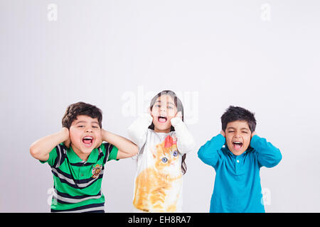 3 indische Kinder Freunde schreien Reizung Stockfoto