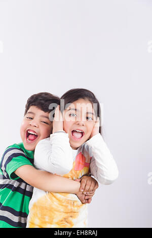 2 indische Kinder Freunde schreien Reizung Stockfoto