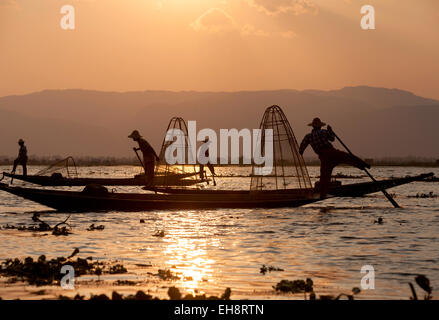 Fischern am Inle-See bei Sonnenuntergang, Inle-See, Myanmar (Burma), Asien Stockfoto