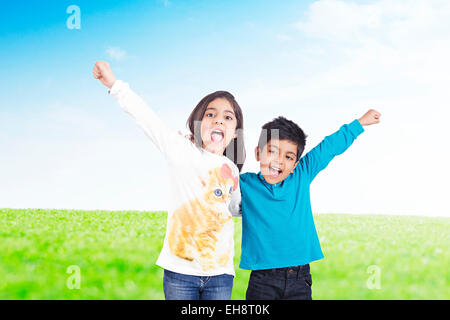 2 indische Kinder Freunde Parken stehen Spaß Stockfoto